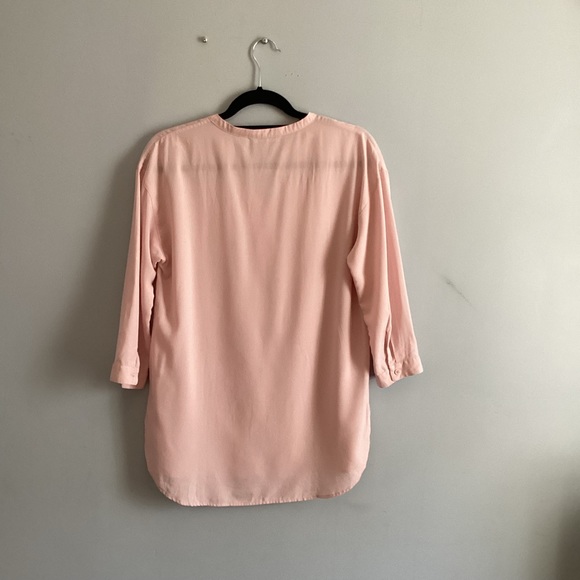 UNIQLO Woman’s Blouse - Picture 2 of 3